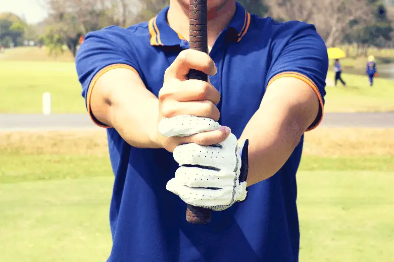 golfer holding golf club using interlock grip 